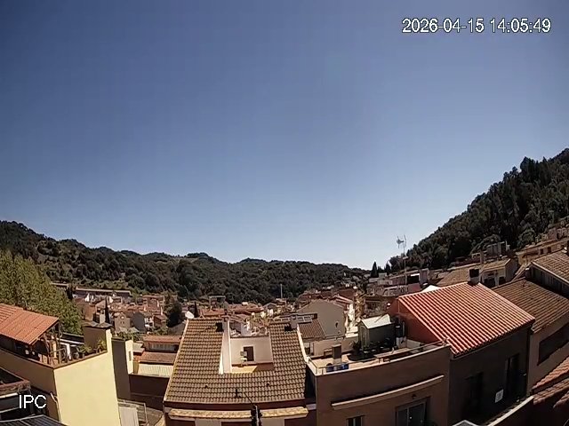 MeteoAdM's tweet image. #Bonvespre des de la part alta d'#ArenysdeMunt Avui, mentre que la mínima ha 📉 una mica respecte ahir (6,6°C), la màxima s'ha recuperat un pèl (19°C) en un nou dia radiant i transparent 👇