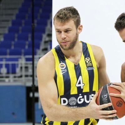 elif☘️ tweet media