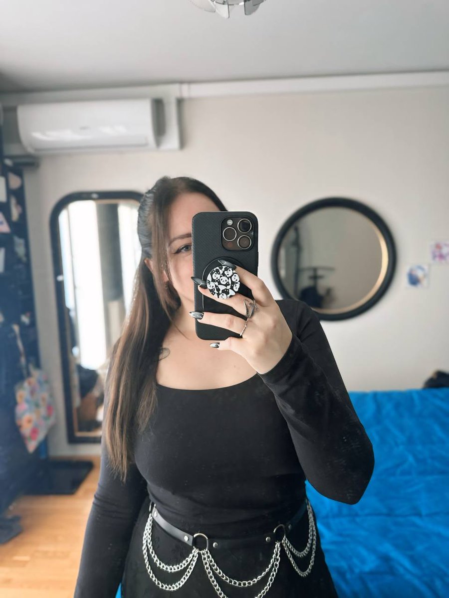 tapetite_cassie's tweet image. Mitigée sur le lit la. Pas clean 
#bedroom #outfit #brunette