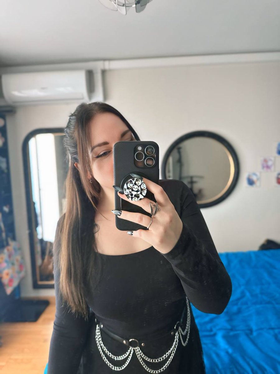 tapetite_cassie's tweet image. Mitigée sur le lit la. Pas clean 
#bedroom #outfit #brunette