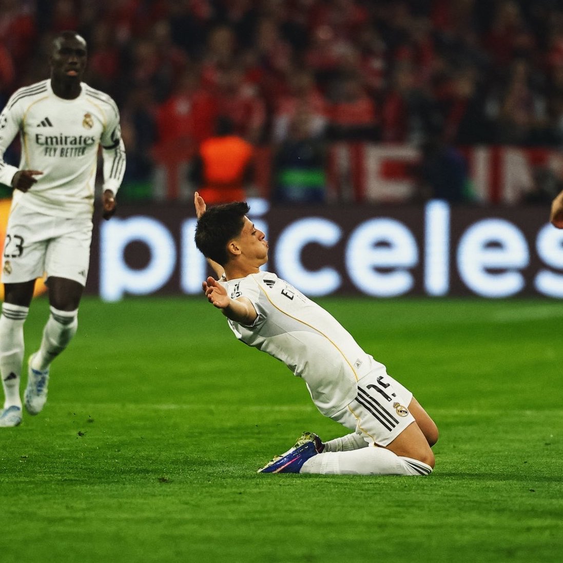 SİYAH SANCAK tweet media