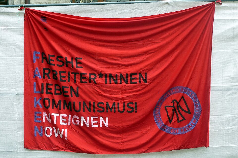 Amadeu Antonio-Stiftung förderte Theaterprojekt mit Porno-Vorführung in der Schule mit dem Verein Sozialistischen Jugend – Die Falken!
Gegenstand eines Skandals wurden die Falken bereits, als die Betreuer einer Ferienfreizeit mit 1700 Kindern  Pornofilme vorführten und ohne