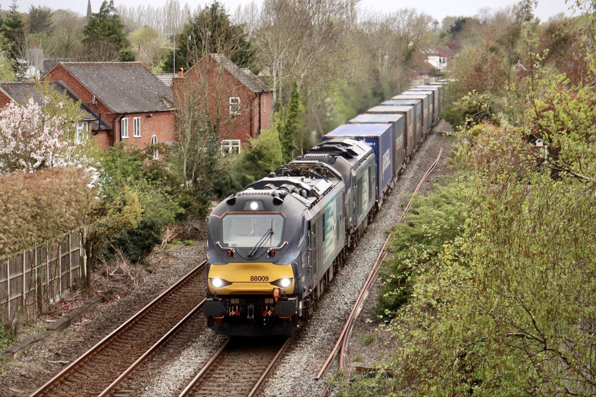 HiPa125's tweet photo. Direct Rail Services #Class88 88009 ‘Diana’ & #Class68 68005 ‘Defiant’ double-head diverted 4S44 1016 Daventry International Rail Freight Terminal > Glasgow Coatbridge Down Refuge Siding, through Weston-on-Trent #CastleDoningtonLine https://t.co/4WZSLLz0Tm