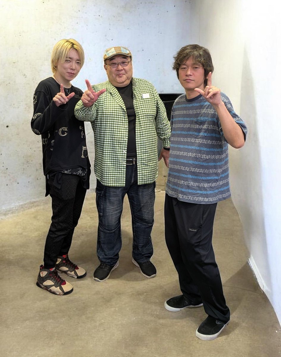 dekaguma's tweet photo. 昨日はmonoにて猿川プロのイベントに参加させて頂きました。
前回からの流れで８局麻雀大会....
全部で８局を東南戦で親の連チャン無しで30分打ちきり。本場無し。

ゲストは渋谷ABEMAS所属のMリーガー白鳥翔プロをお迎えして行われました。さすがに参加者は女性の方々が大半でしたが白鳥プロのファンだらけと表現した方がいいかと思いますが、いや～なかなか皆さんお強いですね〜威勢は皆さん強烈な印象でした。そんな中これはあまり目立たず行こうかと昔の接待麻雀ではありませんが大人しく打って来ました。
さすがに最終局は本気でなんとかトップ。またこんな雰囲気の麻雀もあり��なぁ〜と楽しませて頂きました！白鳥プロのトレーディングカードもサイン入りでゲットして雨の中帰宅しました。