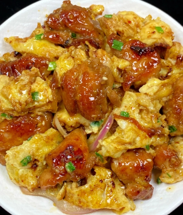 Kpopoff3's tweet image. Sunny-side up eggs + crispy bacon + fresh tomato slices = perfect breakfast to start your day right!  #DailyMeal #BreakfastVibes