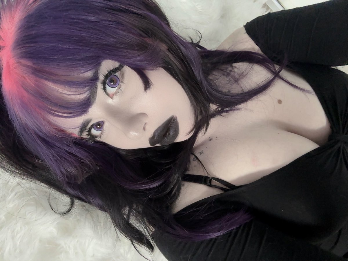 do u fw goth girls?