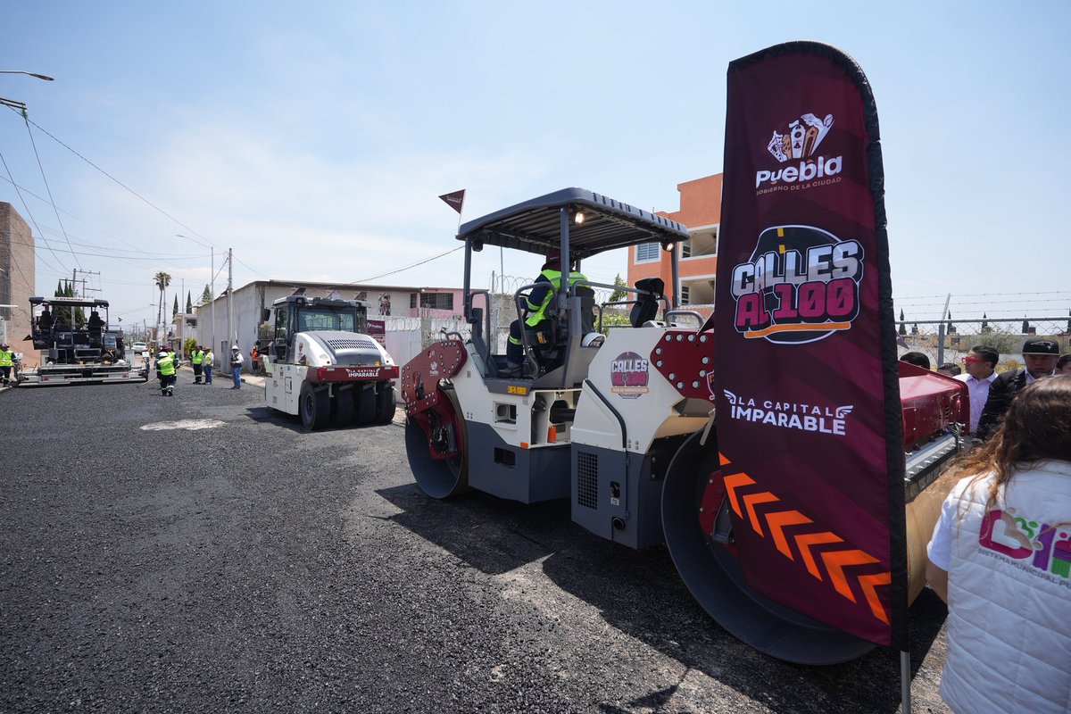 pepechedrauimx's tweet photo. Con la incorporación del #TrenPavimentador, ampliamos nuestra capacidad para atender más calles de la Ciudad.🛣️

Esta intervención forma parte de una estrategia integral de pavimentación que impulsa mejores condiciones de conectividad, accesibilidad y bienestar para #LaCapitalImparable🪽🙌🏼