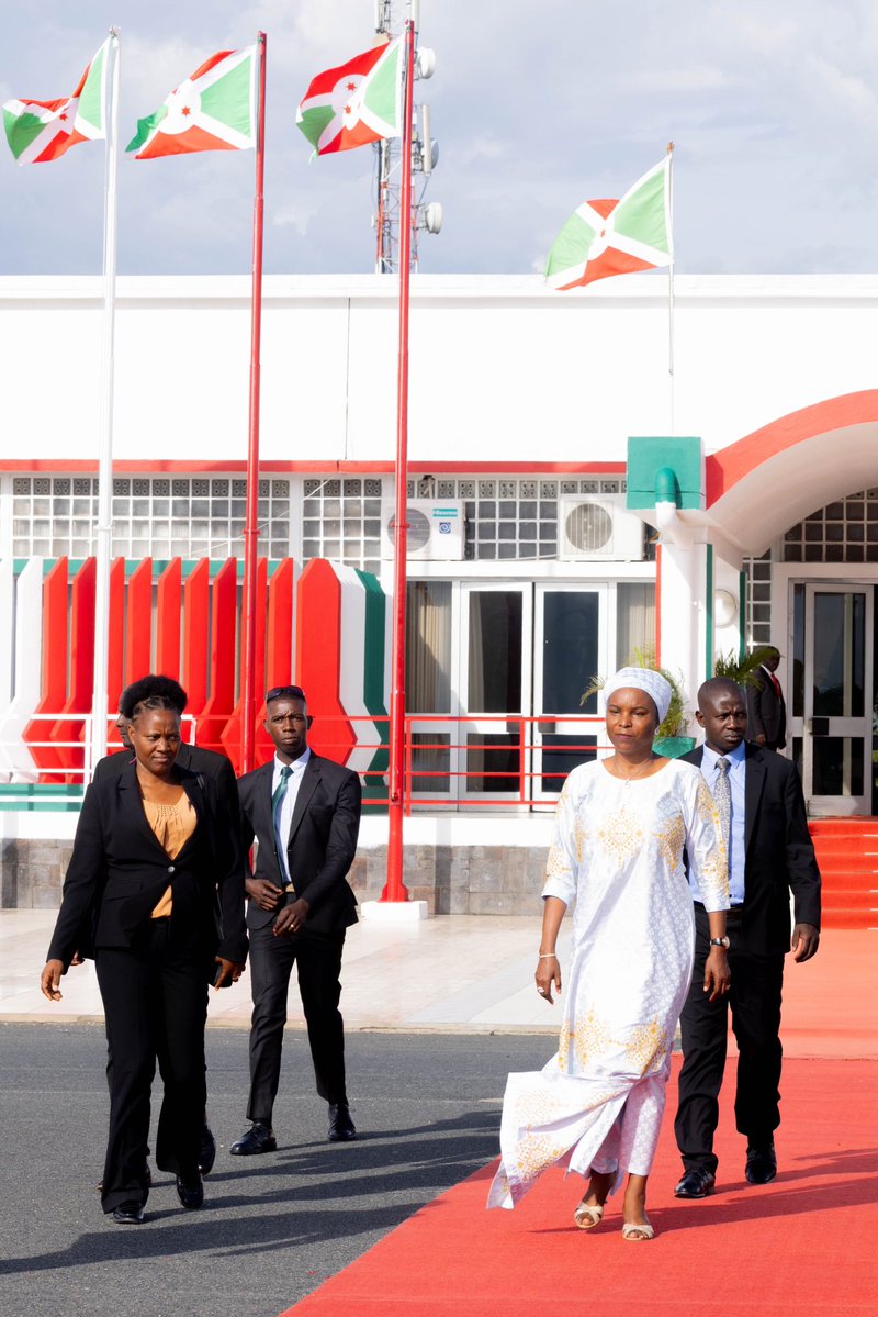 OPDD_Burundi's tweet image. Retour en images sur le départ de SE @Burundi1stLady), à destination de Libreville, au #Gabon. Elle participera aux activités de lancement national du programme de Renforcement de la Résilience des Femmes et des Filles face au Changement Climatique.