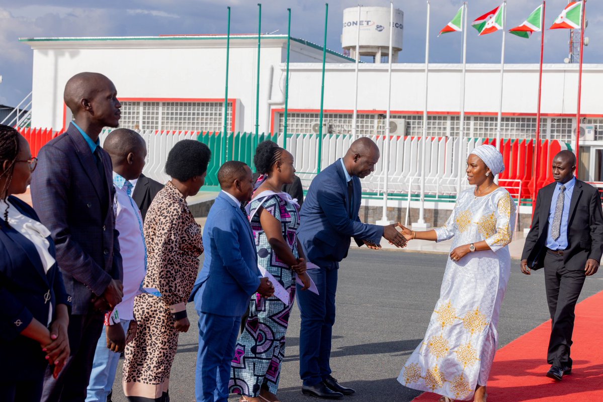 OPDD_Burundi's tweet image. Retour en images sur le départ de SE @Burundi1stLady), à destination de Libreville, au #Gabon. Elle participera aux activités de lancement national du programme de Renforcement de la Résilience des Femmes et des Filles face au Changement Climatique.