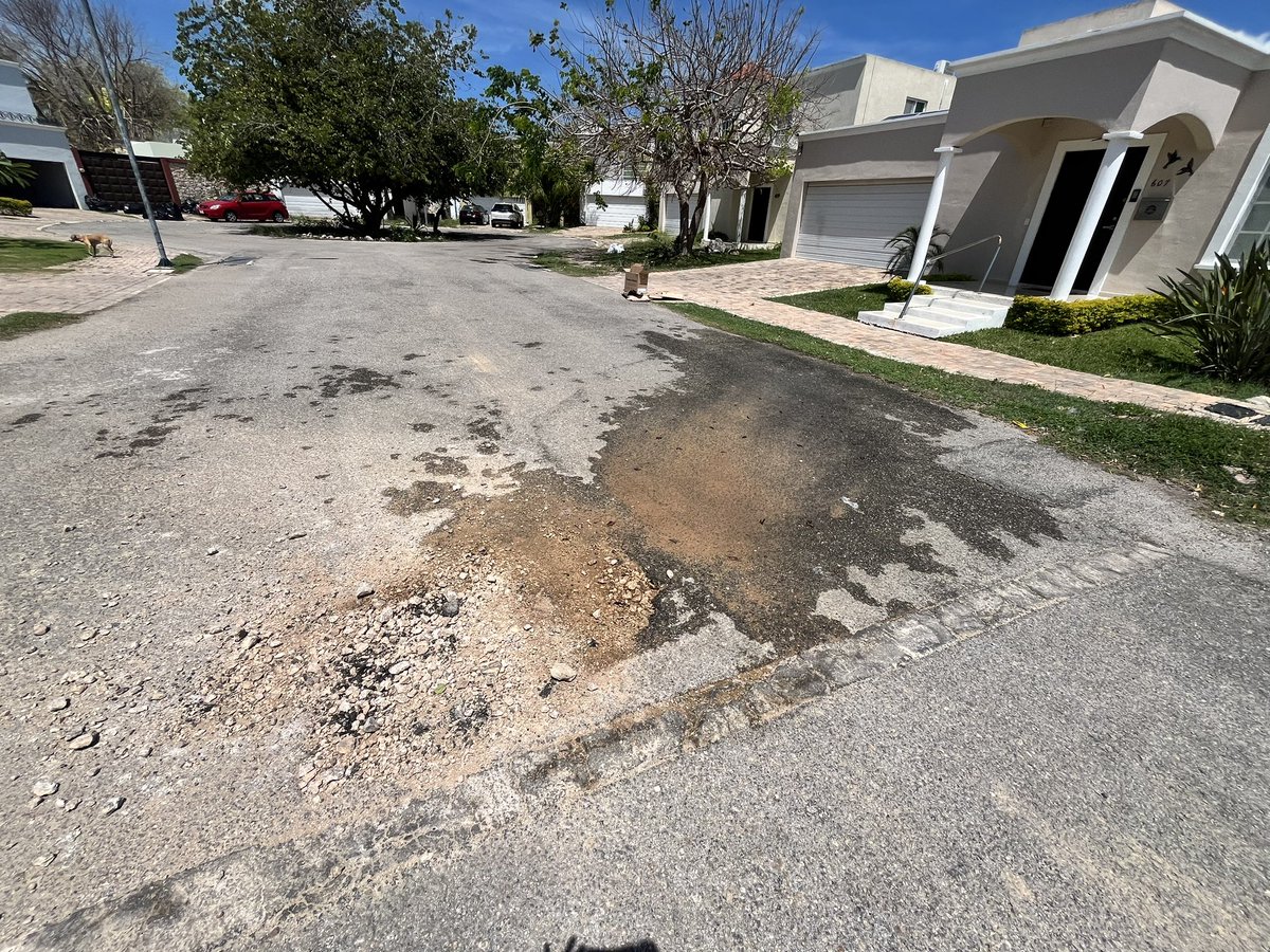Volvió a romperse la fuga que arreglaron, lleva semanas sin ser reparadas, es un desperdicio de agua enorme <a href="/JAPAYOficial/">Junta de Agua Potable y Alcantarillado de Yucatán</a>  <a href="/GobYucatan/">Gobierno de Yucatán</a> ya se reportó en la calle 15 por 88 fraccionamiento Algarrobos código postal 97305 <a href="/huachodiazmena/">Joaquín Díaz Mena</a> porfavor ayúdenos!! Gracias