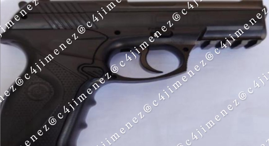 ANDABA  ARMADO DENTRO de INSTALACIONES del <a href="/IPN_MX/">IPN</a> 
Kevin Cuevas
Andaba con esta pistola en las instalaciones del Casco de Santo Tomás en <a href="/AlcaldiaMHmx/">Alcaldía Miguel Hidalgo</a> 
Una joven alumna a la q acosaba lo denunció.
Agentes de <a href="/SSC_CDMX/">SSC CDMX</a> lo desarmaron y detuvieron.
Acabó en <a href="/FiscaliaCDMX/">Fiscalía CDMX</a>