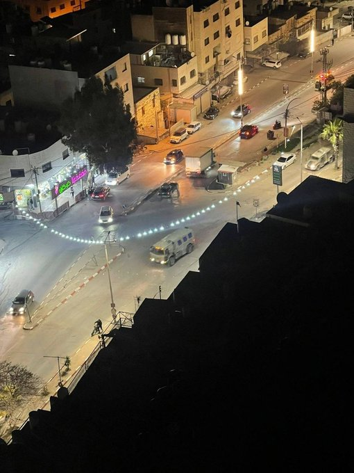 ferozwala's tweet image. #Breaking 
🔴Settlers attack Palestinian vehicles passing by the Tuqu' roundabout, southeast of #Bethlehem.

#WestBank #Palestine 
@qudsn 
🔴Violent clashes erupt in the eastern area of ​​#Nablus, and the occupation forces fire live ammunition at the youths.
📸Shows occupation