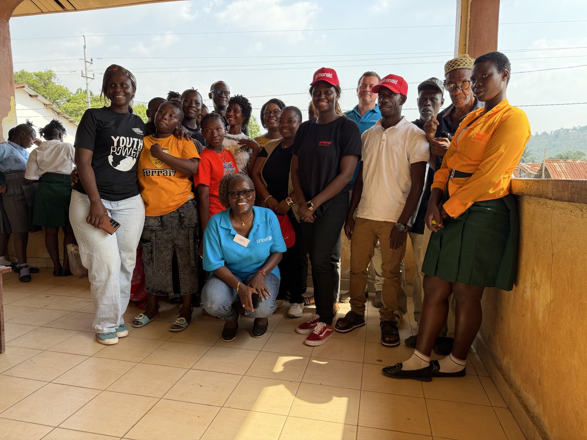 UNICEFSL's tweet image. The @GPChildMarriage delegation were in #SierraLeone’s Koinadugu district, to engage leaders and communities in Fadugu.

They witnessed efforts supporting adolescent wellbeing— from reintegration &amp;amp; life skills to SRH services, safe spaces &amp;amp; community dialogue.

#EndChildMarriage