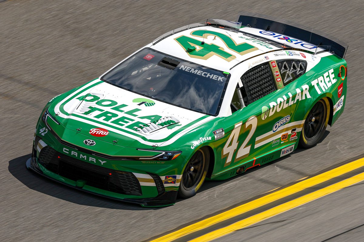 avocadoloaf_'s tweet photo. fun fact the LMC 42 is technically the Evernham 9

owner points go as: BER 94 -> EVM 9 -> RPM 9 -> RPM 44 -> charter leased as Go Fas 32 -> RPM 43 -> charter leased as RWR 51 -> LMC 42 https://t.co/bxfNEc23k5