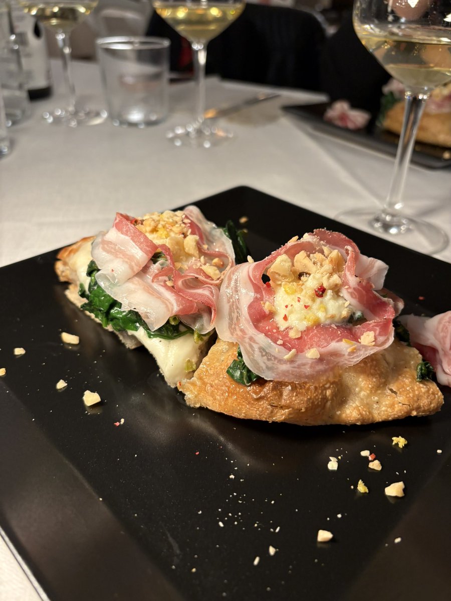 AlbertoFoodAd's tweet photo. Pizzeria Sottoriva a Ponte di Piave 

Un progetto che unisce ricerca e creatività.
Guidata dalla giovane pizzaiola Camilla, propone impasti a lunga lievitazione e ingredienti selezionati. Notevole anche la selezione di vini proposti https://t.co/L7mS0VtVtr