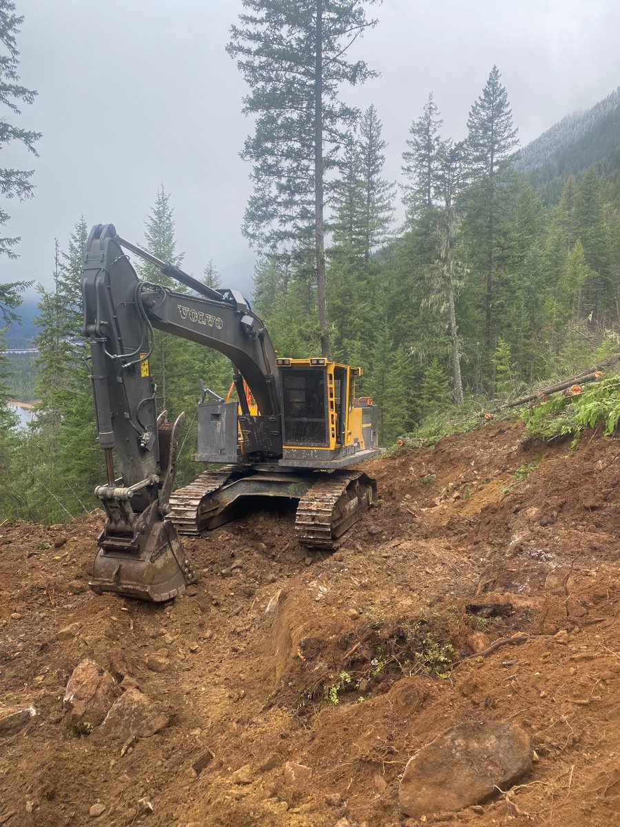 Sutherland_Grp's tweet image. Out in 📍 TFL3 Blaine Creek 🌲🚜

Our Volvo H60 getting it done, building and maintaining roads that keep forestry operations moving.

Tough terrain. Reliable equipment. Experienced crew 👉 bit.ly/4859tyX

#BCECO #Forestry #RoadBuilding #sustainable #Volvo