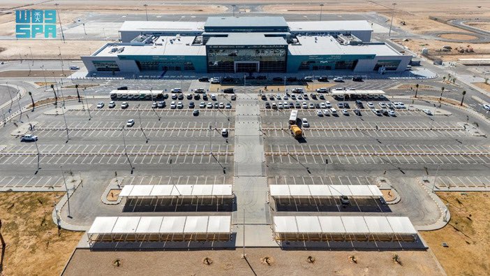 دور أمير منطقة الجوف
فيصل بن نواف بن عبدالعزيز آل سعود
في مطار الجوف الدولي الجديد كان دورًا قياديًا ومباشرًا، وليس مجرد دور شكلي.

أبرز أدواره في المشروع:

1. تدشين المطار رسميًا
•الأمير هو من دشّن وافتتح المطار في حفل رسمي، معلنًا بدء تشغيله ودخوله الخدمة  
•هذا التدشين يمثل