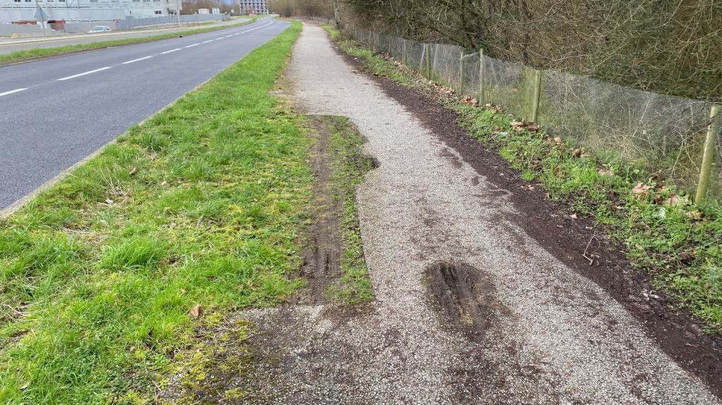 .#VigiloCPS Catégorie "Défaut d'entretien" le 22/02/26

"anciens travaux piste non réparée"
"RD 36 est-ce que l'entretien doit être fait par le département ?"

app.vigilo.city/?token=C811BC6…

Route de Saclay <a href="/Palaiseau91/">Ville de Palaiseau</a>
<a href="/gdelasteyrie/">Grégoire de Lasteyrie</a> <a href="/MobParisSaclay/">Mobilités - Paris-Saclay</a> <a href="/MDB_Palaiseau/">MDB-Palaiseau à Vélo</a>
<a href="/CDEssonne/">Département de l'Essonne</a>