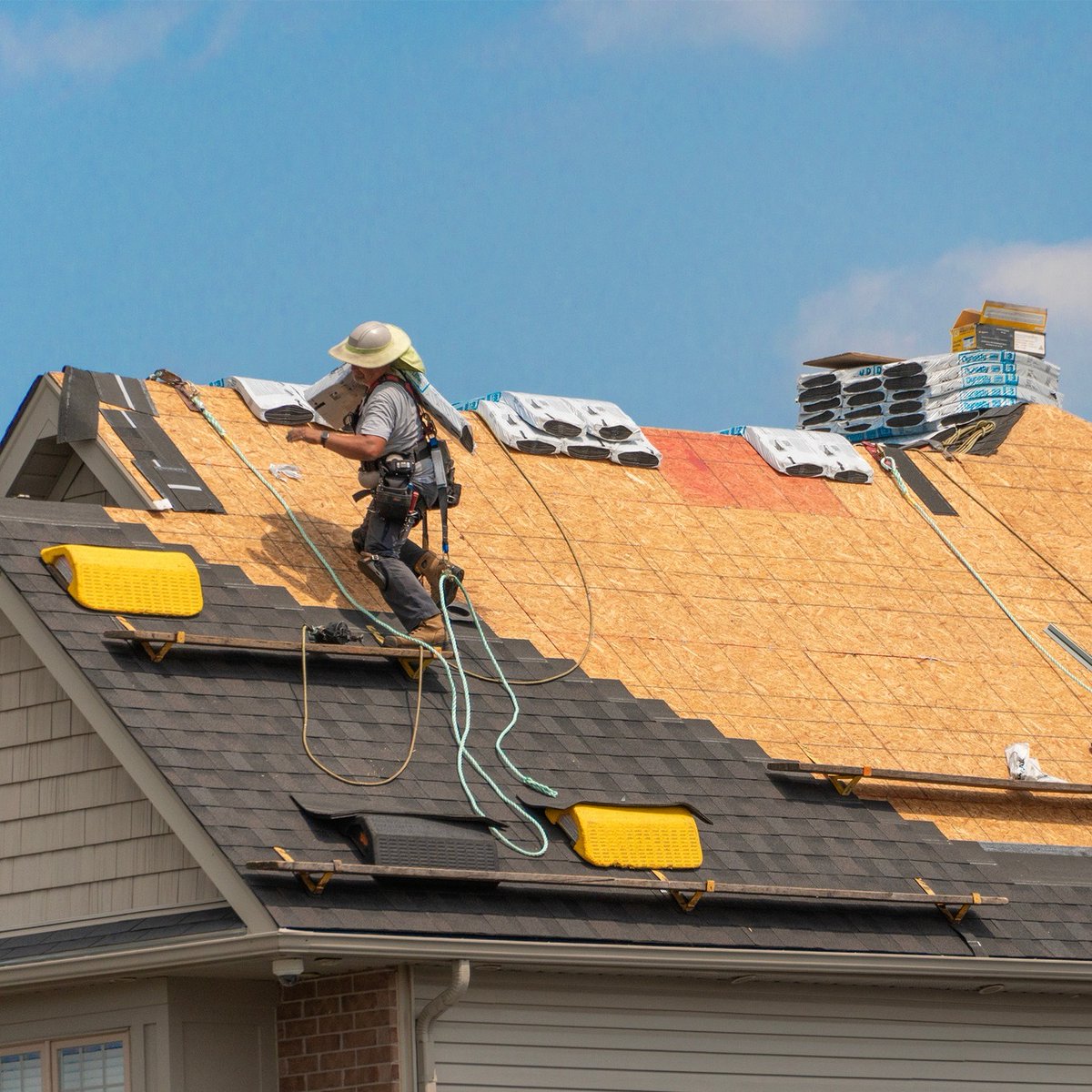 SolaraRoofing's tweet image. Your roof should work as hard as you do. 🏠⛑️ At Solara Roofing PRO, we bring certified skills, premium materials &amp;amp; safety on every job. Ready for a roof that lasts? Let's talk. 👇 #SolaraRoofingPRO #Roofing #HomeImprovement