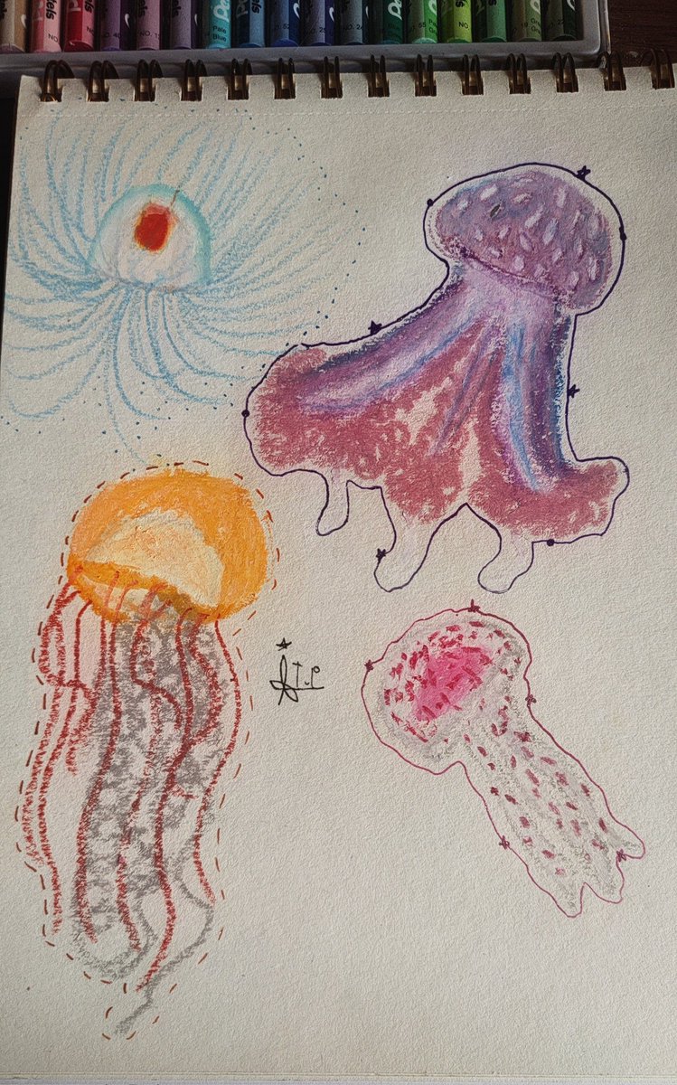 Tipiyei's tweet photo. I like jellyfish 

#jellyfish #ocean #oilpastel #artㅤㅤㅤㅤ #myart #artwork https://t.co/IHiH2cAlMN