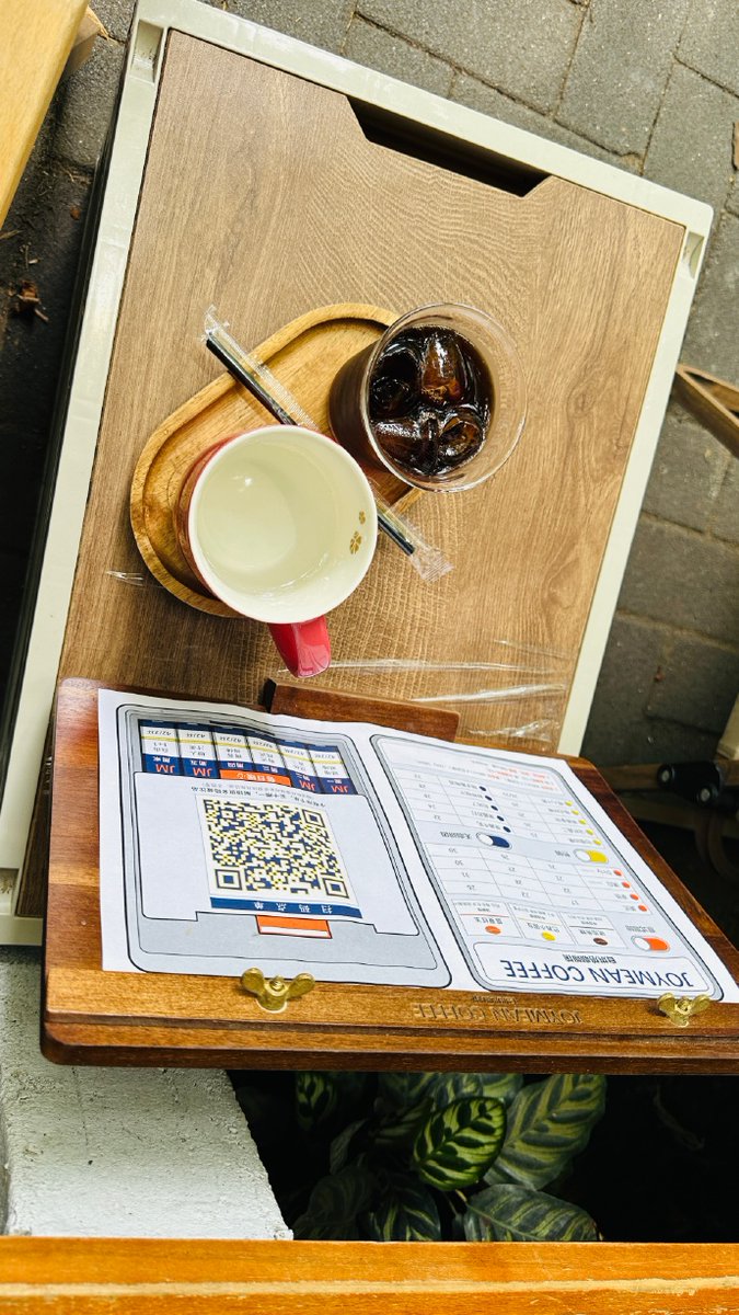 salome34000's tweet photo. Just a 5-min "brain reset"—sipping iced coffee, staring at the window, ignoring the unread emails.  #OfficeLife #SlackModeOn https://t.co/6vISkHkiGM