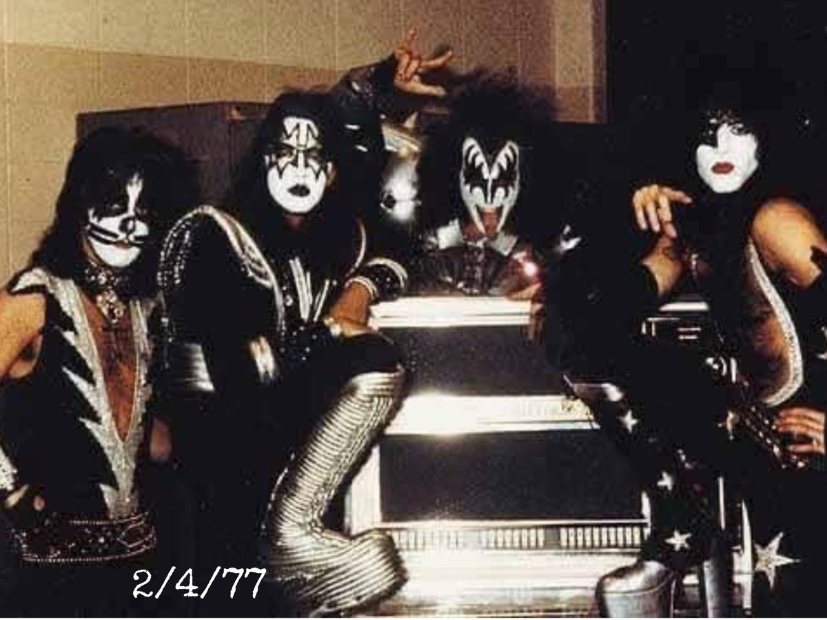 ssikfandk's tweet image. 🎶”One of these things are NOT like the other, One of these things doesn’t belong”🎶
Do you SEE IT? 
#KissThrowHerTheBoneAndGoToSleep  tour.
AKA : #Rock!!! #AndRollOver winter tour. 
#KISS 1977