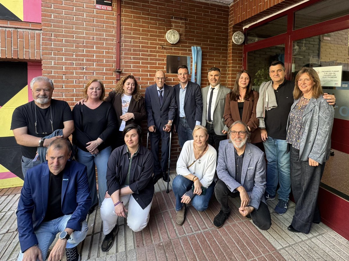 🔲 #Leganés ha rendido hoy un emotivo homenaje a nuestro vecino Isidoro López Luna, descubriendo una placa con su nombre en el Teatro del CC Julián Besteiro, iniciativa que fue aprobada por la Junta Municipal de Distrito de Zarzaquemada

🏫 Su presidente <a href="/CarlosULEG/">Carlos Delgado Pulido</a> ha destacado