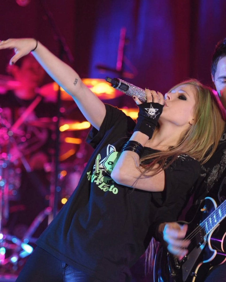 aboutavrilla_'s tweet image. #facts 
"The Black Star Tour" de @AvrilLavigne para promover Goodbye Lullaby inició el 30 de abril de 2011 y terminó el 18 de febrero de 2012. 🖤💚

En este Tour no incluyó México💔
Les comparto un promocional que me encontré y unas fotos. 😁

#AvrilLavigne #TheBlackStarTour