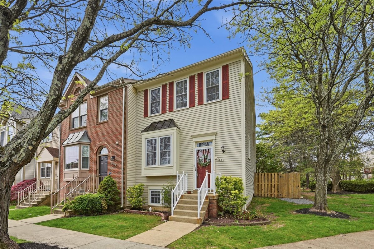 listingsnova's tweet image. Looking for your dream home in Herndon? 🏡

This stunning 4-bed, 3.5-bath townhouse at 1443 Bluemont Ct is move-in ready with a private backyard, chef’s kitchen &amp;amp; prime location near Dulles Airport &amp;amp; W&amp;amp;OD Trail! 

Call 571-462-2445 for a tour today!

#HerndonLiving #MoveInReady