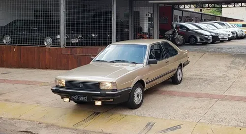 Santana CL 1.6 a álcool 1984
Era um prata meio esverdeado, nada a ver com a cor deste da foto.