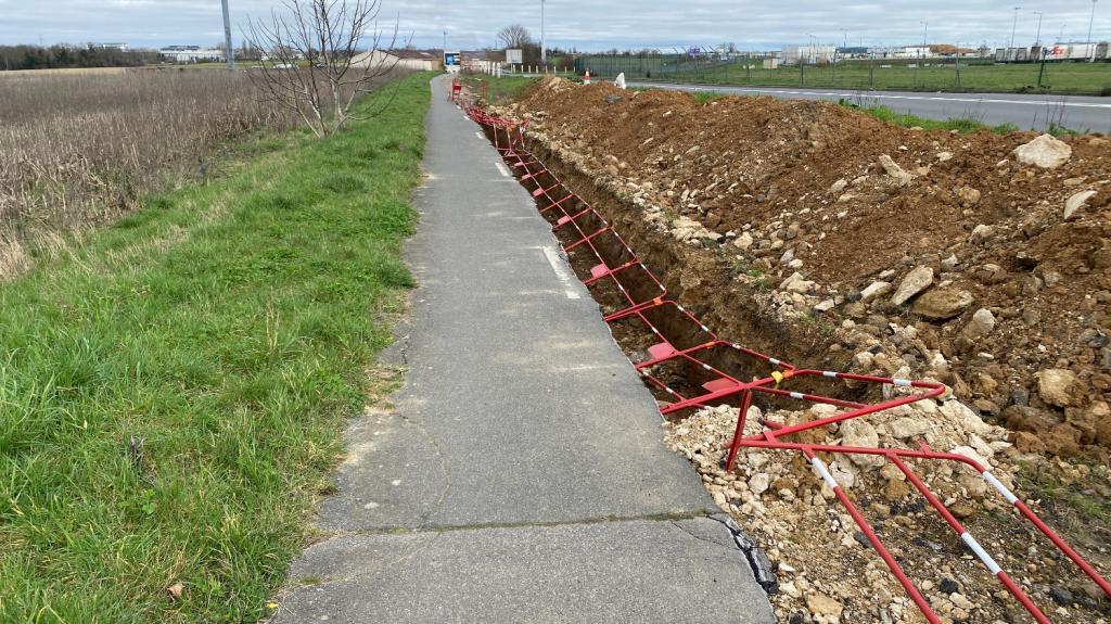 .#VigiloCPS Catégorie "Défaut d'entretien" le 24/02/26

"tranchée ouverte depuis des mois"
"Sur des km la piste cyclable est à peine utilisable et les barrières de "protection" sont dangereuses, tombées ou pas"

app.vigilo.city/?token=BF30AF1…

D 167a <a href="/MairieWissous/">Ville de Wissous</a>