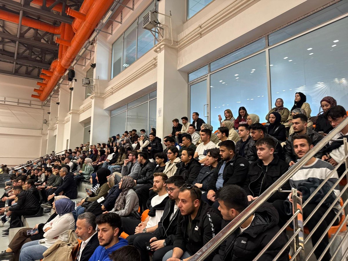 Hitit_ilahiyat's tweet photo. Üniversitemizde düzenlenen futsal karşılaşmalarının yarı final maçında İlahiyat Fakültesi ile Sağlık Bilimleri Fakültesi karşı karşıya geldi.
İlahiyat Fakültesi, rakibini 8-2’lik net skorla mağlup ederek finale kalma başarısı gösterdi. https://t.co/tnXXOMAmQ6