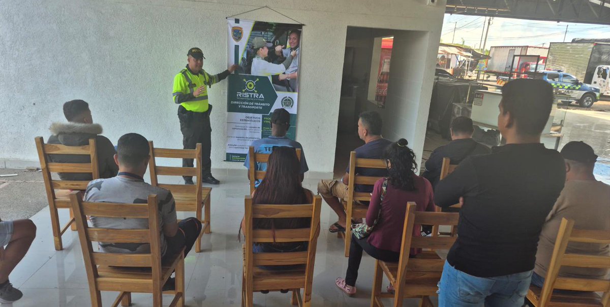 JazmarEstereo's tweet photo. Con la estrategia RISTRA "Red Integral de Seguridad en el Transporte", nuestra policía de tránsito en #Guaduas hace acercamiento a usuarios del sector comercio, con el fin de fortalecer los canales de comunicación con esta estrategia y el usuario generando espacios de prevención. https://t.co/5zucEM2a0E