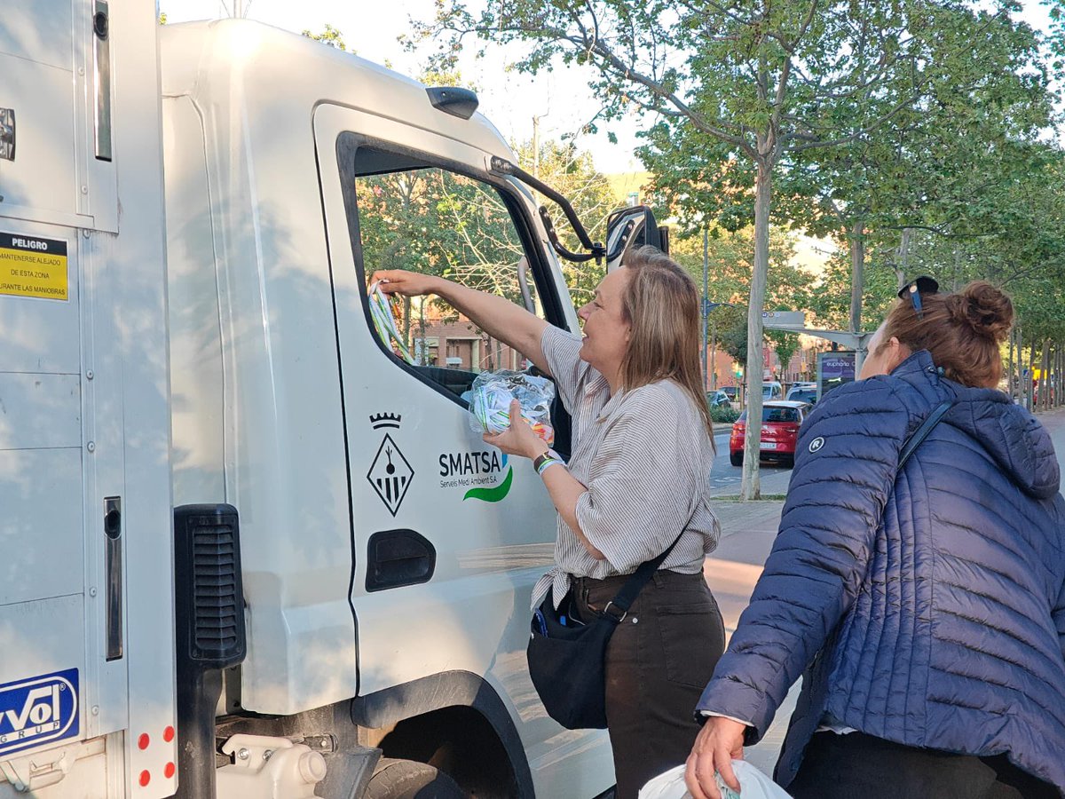 Cucasn's tweet photo. Hoy hemos estado en La Roureda escuchando a los vecinos y explicándoles nuestras propuestas para mejorar el barrio. Porque solo desde la calle, con la gente, se construyen soluciones reales.

#LaRoureda #Sabadell #LaVozDeTuBarrio #Cuca2027 https://t.co/grc9vd46DT
