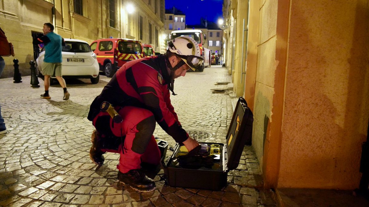 Pompiers_13's tweet image. #Opérations

Depuis 17h40, 20 #Pompiers13 sécurisent, à @aixmaville, 2 immeubles dont les façades menacent de s’effondrer, suite à une inondation dans les caves fragilisant la structure.

✅Périmètre de sécurité mis en place
✅Évacuation effectuée

➡️Évaluation en cours