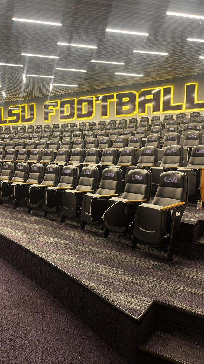KevinBeckhamJr's tweet photo. Had an amazing visit at The Univeristy of LSU🐯 🟣🟡 @WilsonDwike @JUCOFFrenzy @JuCoFootballACE 
Where is home ??👀🏠 Full qualifier !! https://t.co/6luKEsyzzY