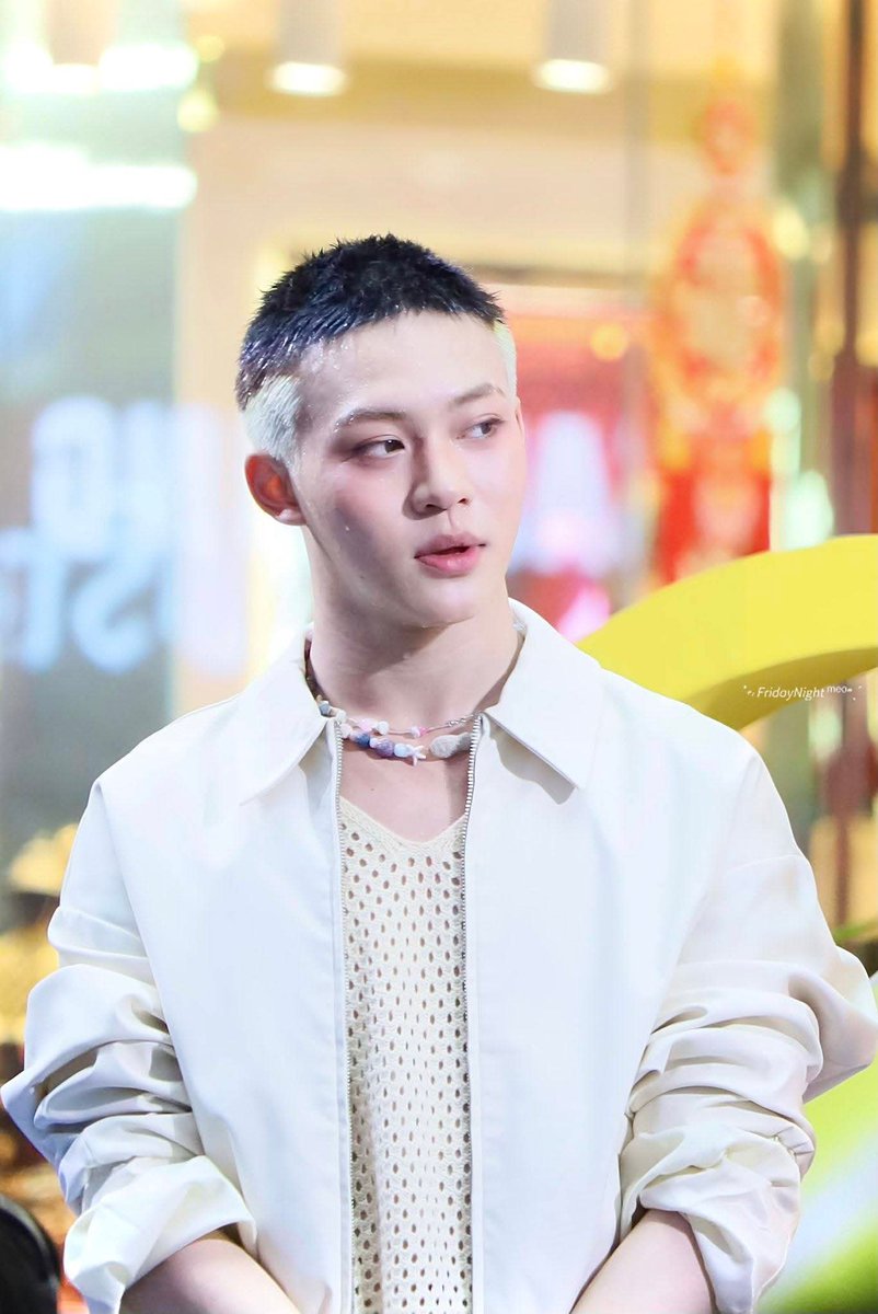 KpopFanBTSS's tweet photo. Loving the new hair @realxlg 😘😘😘 https://t.co/TaGKEurrHu