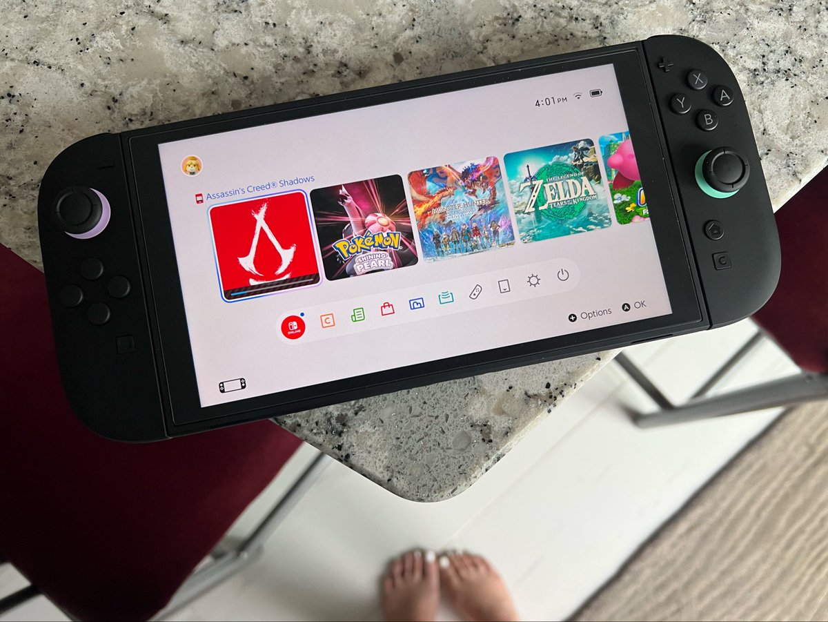 kaitlinlmk's tweet image. the purple/light green Switch 2 controls are wayyy cuter