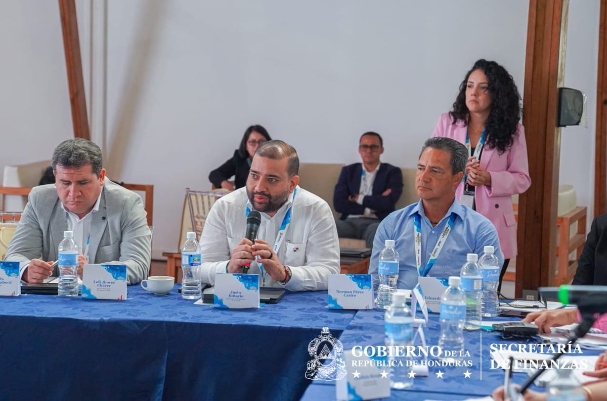 Mef_Pma's tweet photo. El subdirector de Presupuesto de la Nación, Justo Botacio, representó a Panamá como panelista en la XXIII Reunión de la Red de Presupuestos por Resultados, celebrada en Honduras, evento que reunió a delegados de 13 países de Latinoamérica y el Caribe.
#ConPasoFirme https://t.co/OX9da7Ledj