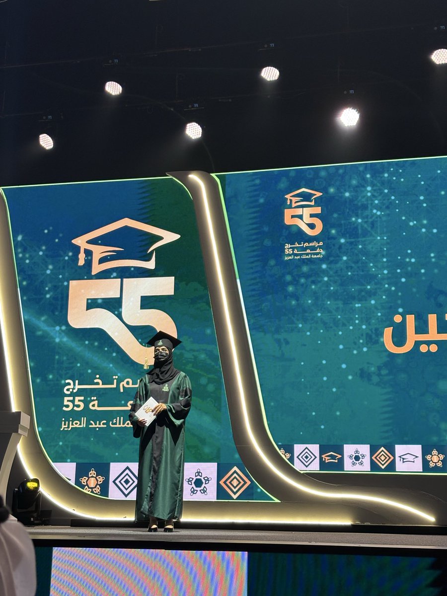 NohaAshy's tweet photo. فخورة بخريجتنا من كلية الصيدلة ..الجوهرة المالكي و إبداعها و تميزها ماشاء الله في القاء كلمة الخريجين بحفل اليوم بحضور صاحب السمو الأمير سعود بن جلوي محافظ جدة ✨✨ https://t.co/BLpX6g1Xtz