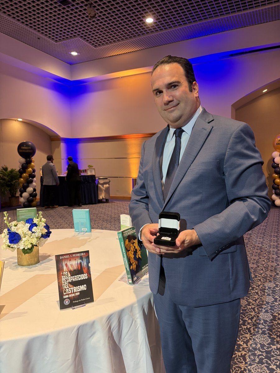 dpedreira's tweet image. #Humbled to have received a #Faculty #Excellence #Award for #Publishing and the #Arts from @FIU for my recent #book, “Los #desaparecidos del #castrismo: #Cuba desde 1959”. @fiu_sipa @PIR_FIU