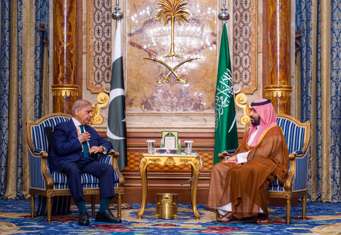 Alyami2030P's tweet photo. سموّ ولي العهد الأمير #محمد_بن_سلمان‌ يلتقي رئيس وزراء #باكستان شهباز شريف. https://t.co/yz6PGFvDHS