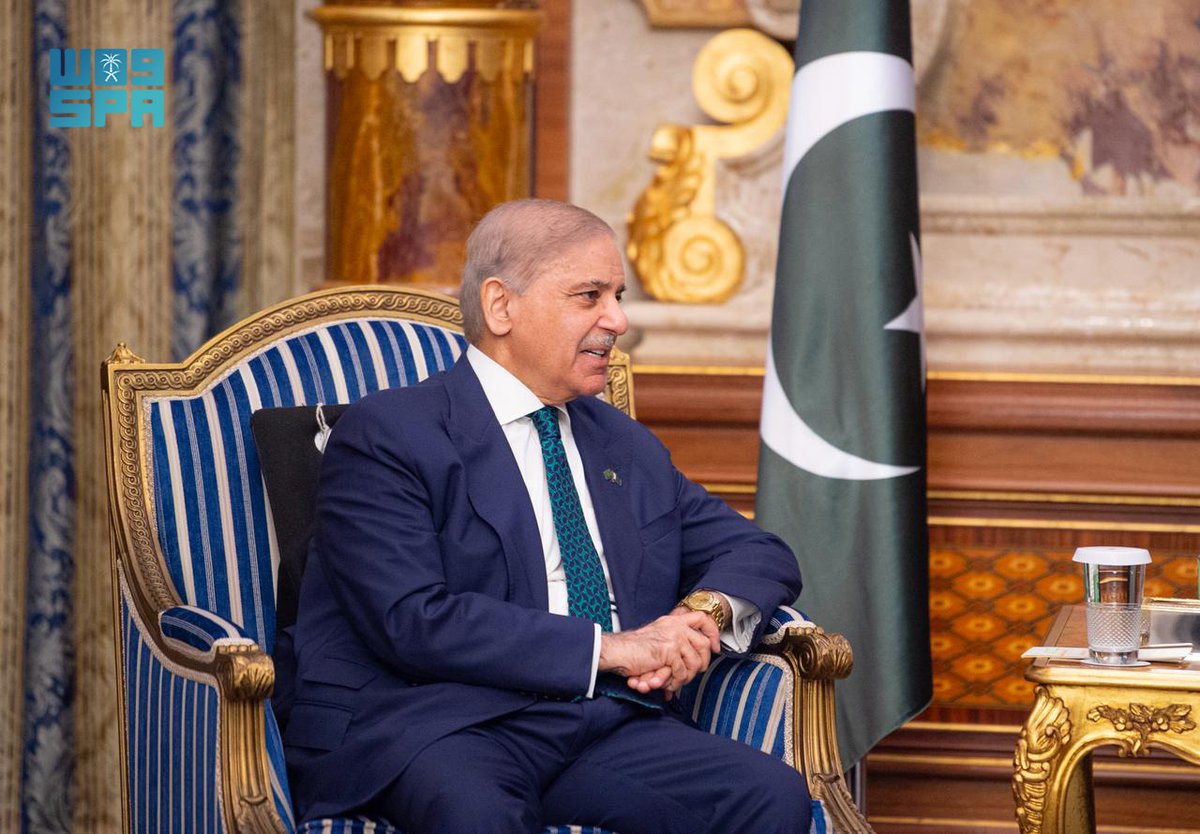 Saudi_Gazette's tweet photo. Crown Prince Mohammed bin Salman meets Pakistan’s Prime Minister Shehbaz Sharif https://t.co/wWTJVP28jq