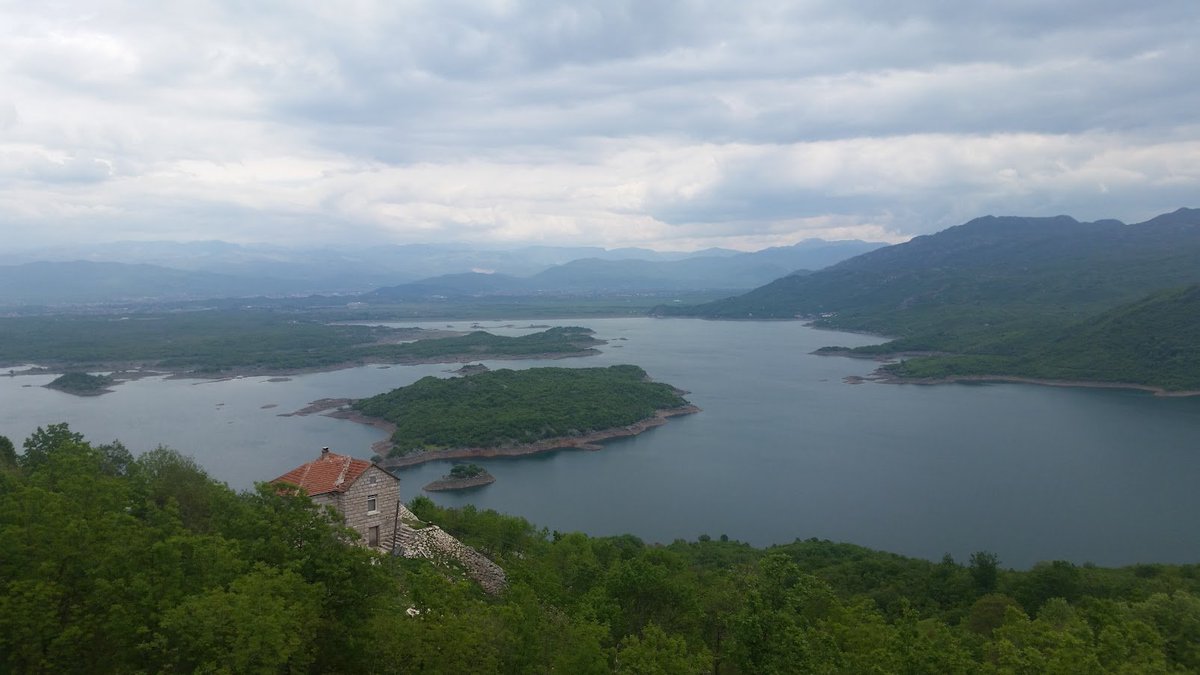 TravelWorldYaro's tweet image. Slano Lake, Montenegro. 

A prime example of the Balkan karst landscape. 

#Montenegro