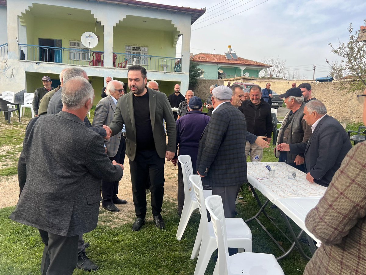 Kuyular Mahallemizde Ilçe Başkanımız
sn.Evren Dalkıran, Belediye Başkanımız Sn.Ahmet Buran,Muhtarımız Sn. Veli Kaya ile birlikte hemşehrilerimiz Caymaz Sezgin, Erbil Sezgin ve Sezgin ailemize merhum Sefa Sezgin için taziye ziyaretinde bulunduk.Merhuma Allah'tan rahmet ailesi ve