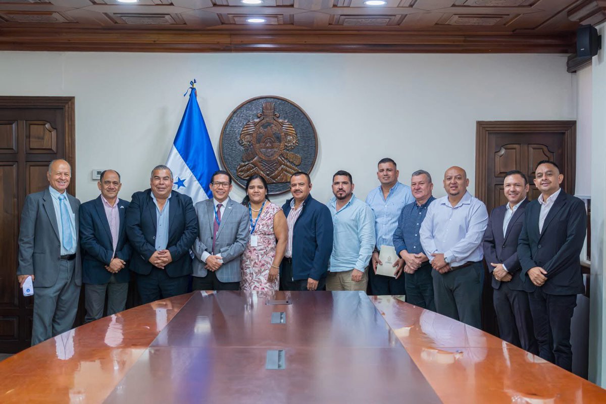 La Junta Directiva de la AMHON se reunió en el Congreso Nacional con la Comisión de Presupuesto y la Comisión de Finanzas, donde se llevó a cabo un encuentro para socializar el monto de las transferencias municipales.