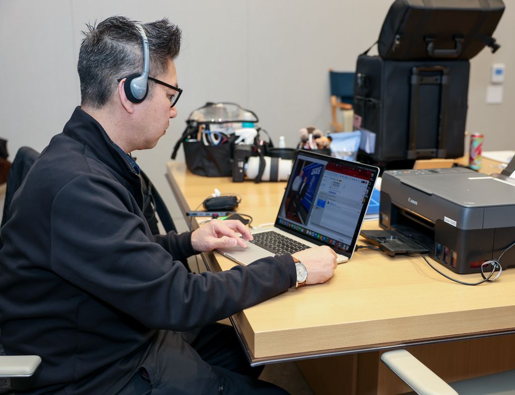 IG1com's tweet image. Hard work on camera AND behind the scenes! 🤩 
Where would we be without Terence, keeping everything organized?!

#teamworkmakesthedreamwork