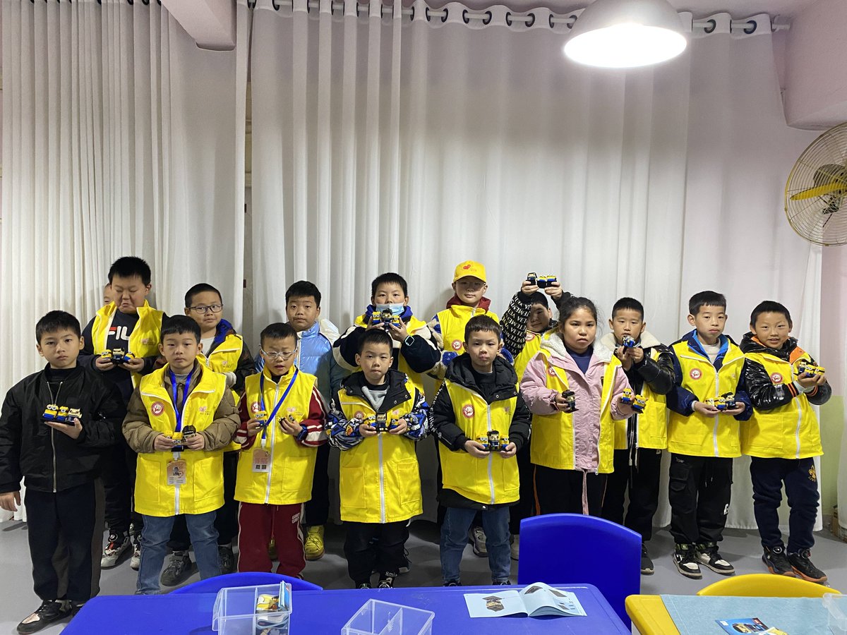 Aye552487957281's tweet image. "10 mins a day = stronger bonds! Try this: Build a 'mini city' with blocks, then tell a silly story about its residents. Laughter + love = the best family time  #ParentingHacks #FamilyFun"