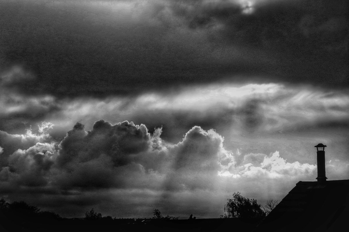 chrisbu03352910's tweet image. #Wednesday
#BlackandWhitePhoto
Sun trying to break through after the storm..😊
📸