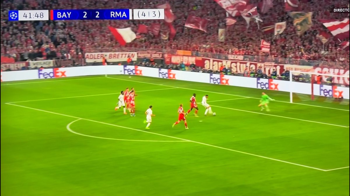 Los sinvergüenzas de los medios van a intentar vender que había falta previa en el 2-3…

Pero no van a contar esto. 

DOS jugadores del Bayern tocan la pelota posteriormente → acción nueva e independiente. 
Kane la pierde sin oposición y regala la contra.
